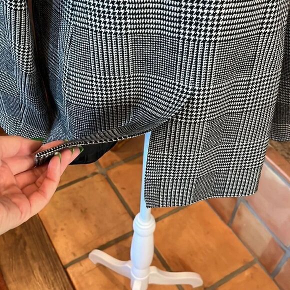 Bloomingdale’s black, white, and silver threaded wool blazer, size 12P! - Picture 7 of 10
